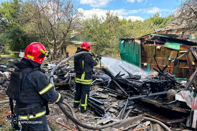 Рятувальники показали, як гасили пожежу після ракетного удару по Балаклії (фото)